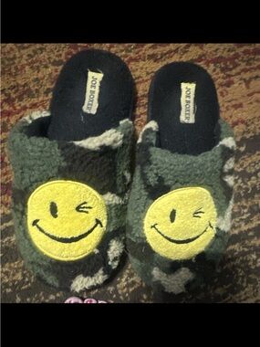 Joe Boxer Green Camo Slippers with Yellow Winking Smiley